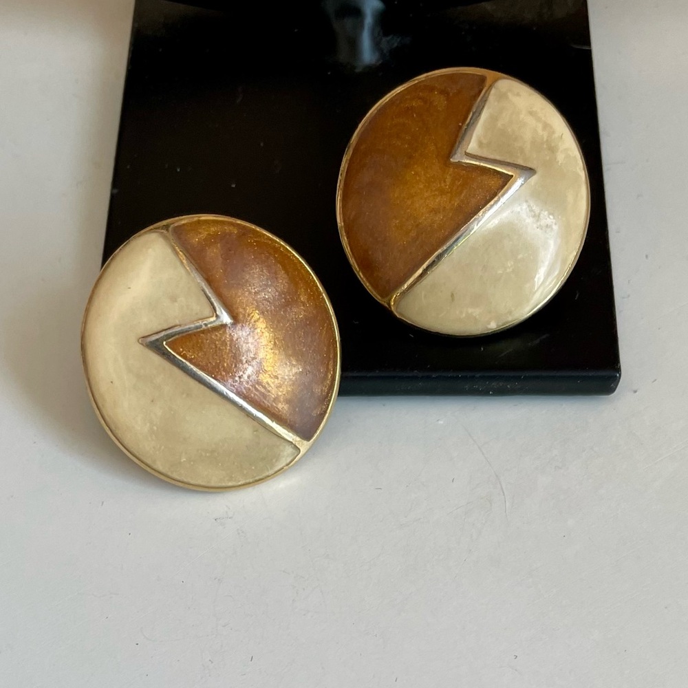 Vintage Signed Trifari Brown And Tan Enamel And Goldtone Post Earrings